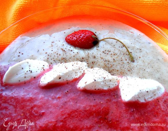 Разрезаем одну ягодку-клубничку вдоль и опускаем на светлый фон бананового супчика.