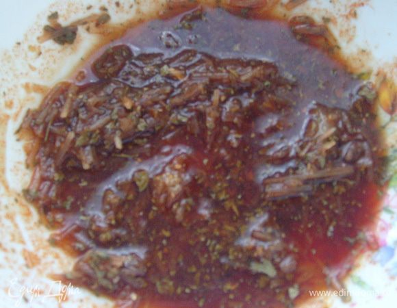 Смешать чили, лук, сыр, мед, соевый соус и оливковое масло. Заполнить этой смесью кармашки под кожей.