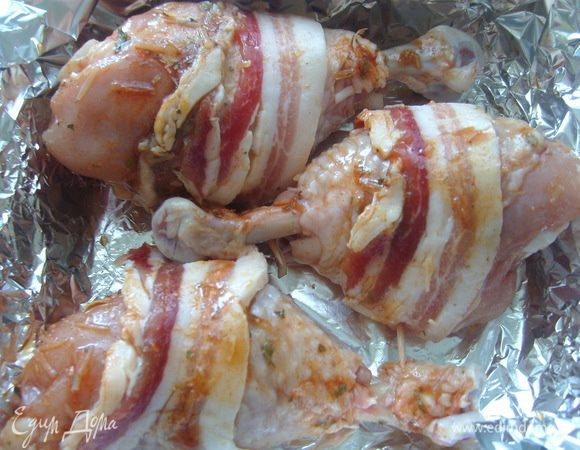 Обернуть каждую ножку беконом, при необходимости закрепить шпажкой. запекать в разогретой до 180 градусов духовке 25-30 мин., перевернуть 2-3 раза.