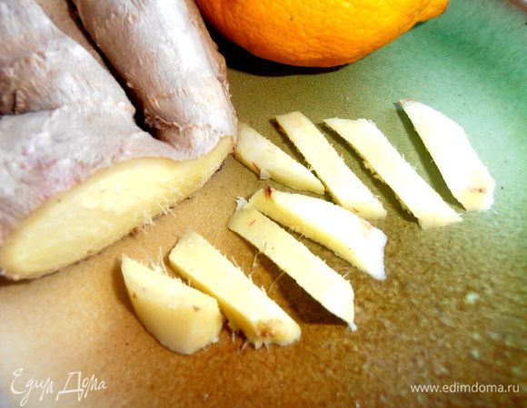 Имбирь очищаем и нарезаем примерно такими ломтиками...
