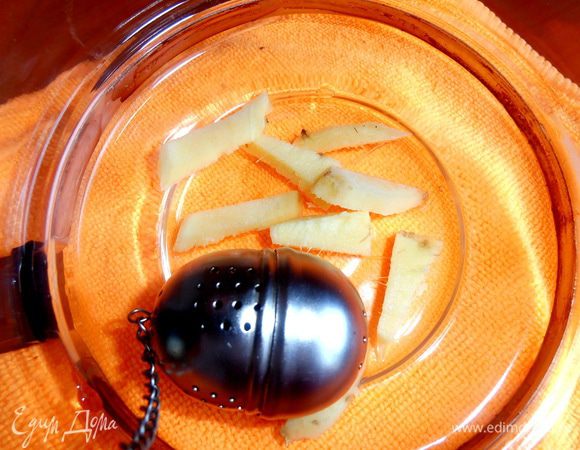 Заваркой заполняем ситечко и кладём в ошпаренный чайник вместе с имбирём.