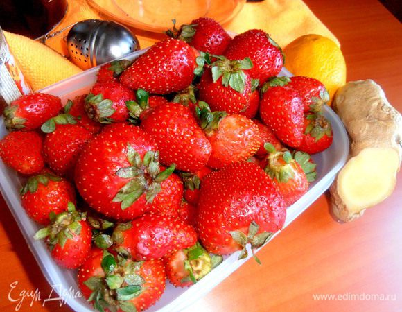 Отбираем 8-10 ягод клубники,...моем,очищаем...