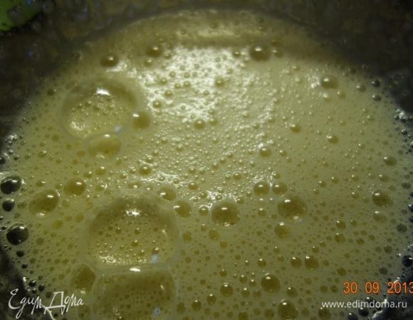 Взбить яйца с сахаром и щепоткой соли, добавить размягченное масло и простоквашу.