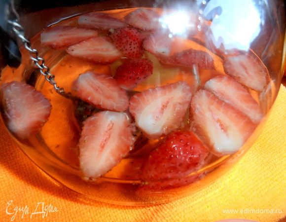 Заливаем кипятком примерно два стакана...