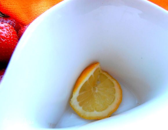 Для подачи кладём ломтик лимона на дно чашки...