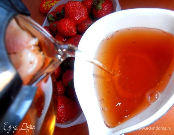 Клубника отдала все свои ароматы и соки,поэтому чай не такой тёмный по цвету)))