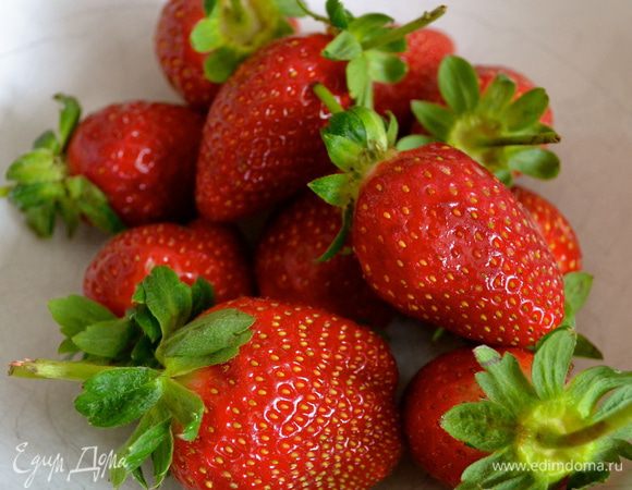 Подготовить сироп. Клубнику вымыть, нарезать кусочками, выложить в кастрюльку, добавить сахар и проварить 5-7 минут на медленном огне. Протереть через сито и поставить остывать в холодильник минимум на 1 час.   