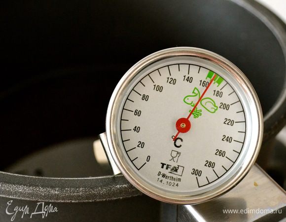 Масло для фритюра разогреем в казанке до 170-180 С (не больше, а то будет гореть!). 