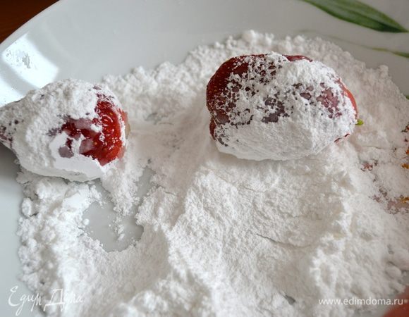 А дальше действовать надо по схеме: промыть клубнику, удалить зеленые листики, и еще влажными обвалять ягоды сначала в сахарной пудре...,