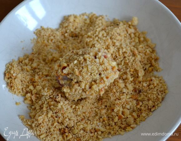 и в конце, в молотых орехах!... Опускать клубнику в разогретое масло (буквально по 2 штуки) секунд на 20, не больше!!! Зажаривать нам ягоды не нужно, а нежная панировка "схватывается" очень быстро!... Первый ягоды у меня слишком сильно зажаривались... (( Поэтому все делаем очень быстро! Опустить ягоду в казанок с маслом..., перевернуть..., и вытащить на бумажное полотенце! Процесс обжаривания сфотографировать не успела, но думаю, что и на словах понятно. Главное, чтобы масло не было очень раскаленным, и следите, чтобы клубника не подгорала... Внутри под хрустящей корочкой из панировки сама ягода остается свежей...   