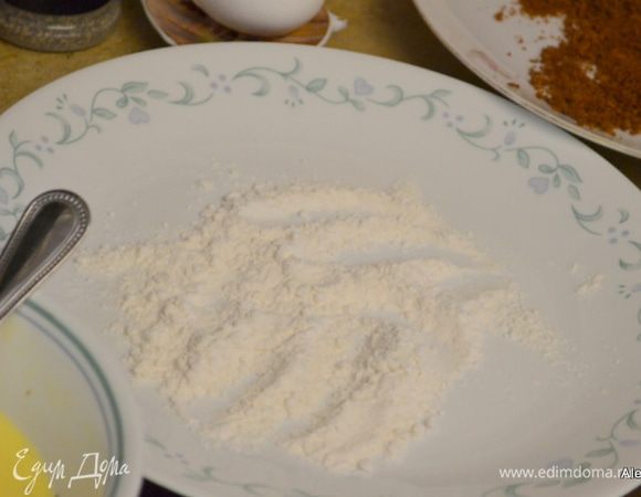 Переключить духовку до 230 гр.
Смешать яйца и майонез,соль до однородности.
В другом блюде смешать муку.
В третьем блюде панко или хлебную крошку. Я делала с панко и хлебной крошкой.
