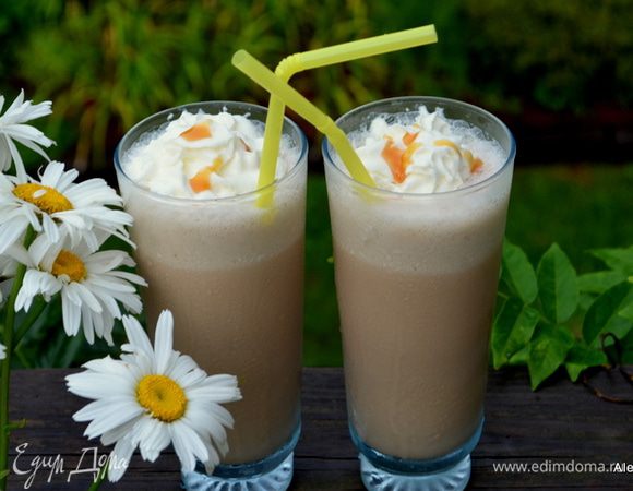 Подаем по желанию со взбитыми сливками и шоколадной крошкой.