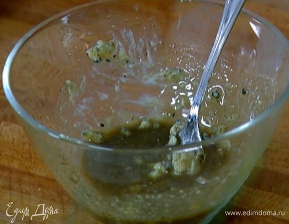 Приготовить соус: 30–50 г горгонзолы нарезать кусочками, влить к ней 2 ст. ложки оливкового масла, 1/2 ч. ложки бальзамического уксуса, посолить, поперчить и растереть все вилкой.