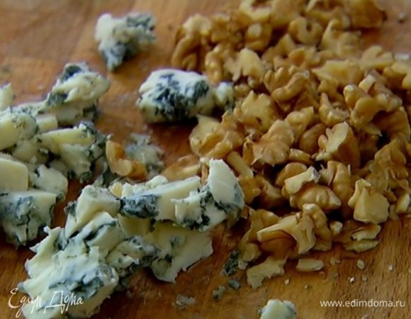 Грецкие орехи порубить ножом так, чтобы остались крупные кусочки.