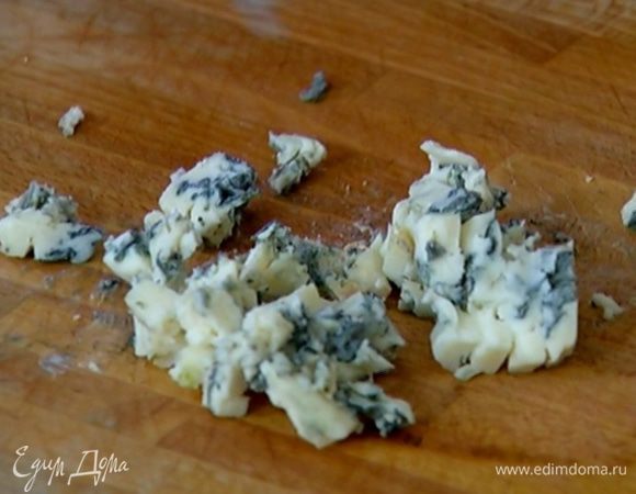 Оставшуюся горгонзолу мелко нарезать.