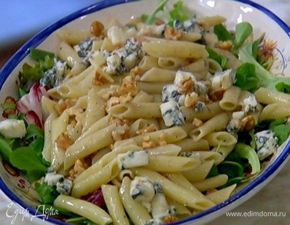 Посыпать салат измельченной горгонзолой и оставшимися орехами.