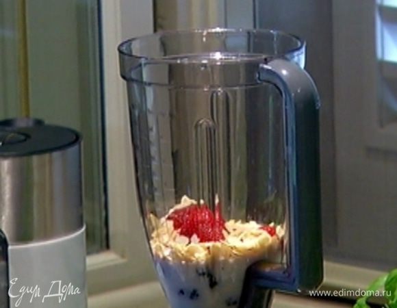 Клубнику, ежевику, часть земляники, миндальные хлопья и йогурт соединить в блендере.