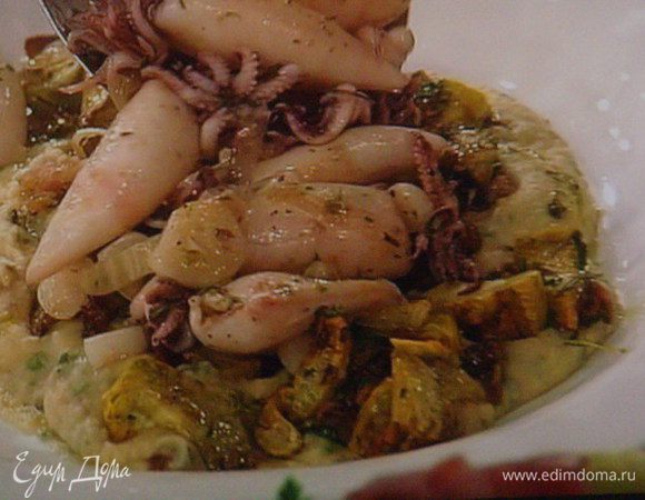 На фасолевое пюре выложить баклажаны, сверху кальмары, всё полить образовавшимся при жарке соком. Приятного аппетита!!