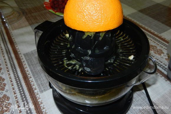 Из апельсинов выжимаем сок.