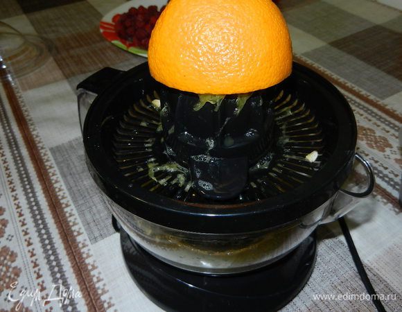 Из апельсинов выжимаем сок.