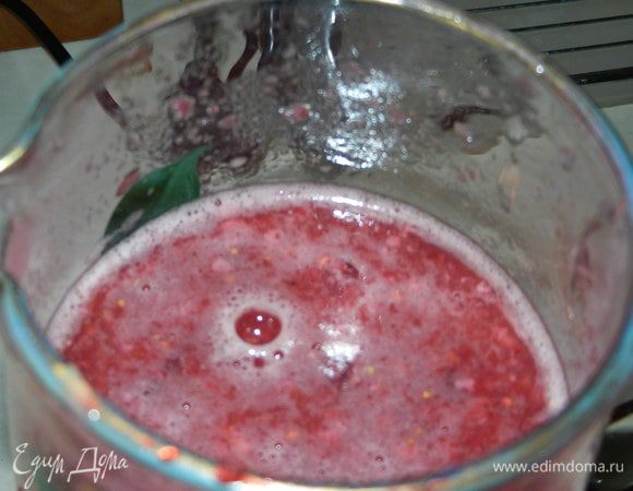 Доливаем воду до полной емкости и еще раз перемешиваем.