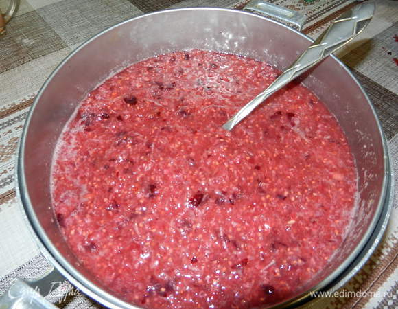 Нашу смесь процеживаем через мелкое сито.