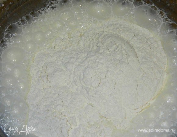 Муку и сыр аккуратно вмешиваем, а потом взбиваем миксером.