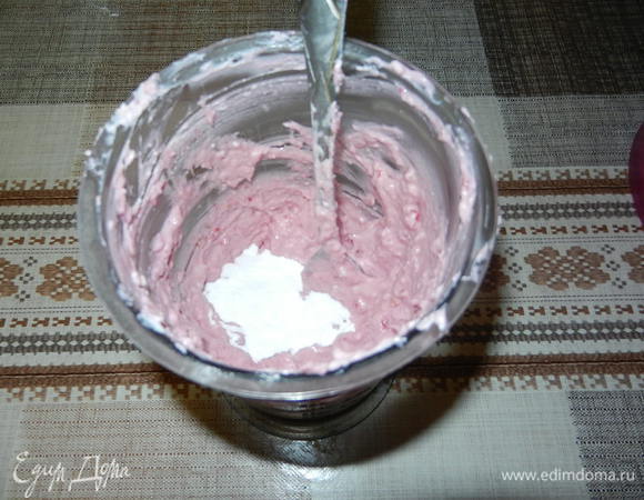 Творог, ягоды, сливки и пудру превращаем в единую консистенцию.