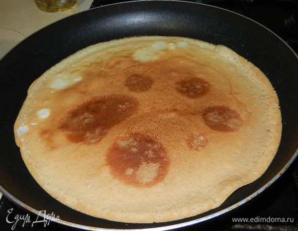 Выпекаем блинчики с двух сторон.