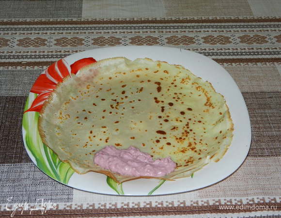 Начинку выкладываем на блинчик.