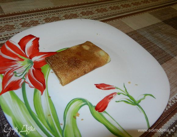 Складываем наши блины конвертиками.