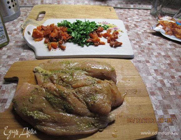 Нарезать курагу и нарубить петрушку. Грудки распластать как на шницель, отбить.
Намазать грудки песто. Если у вас нет песто, смешайте столовую ложку оливкового масла, специи с базиликом и орегано, кашицу из пары зубчиков чеснока. Это не рецепт песто. Это скорее некая альтернатива.