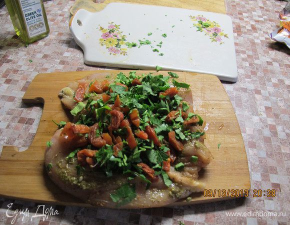 Сверху распределите смесь из кураги и петрушки.