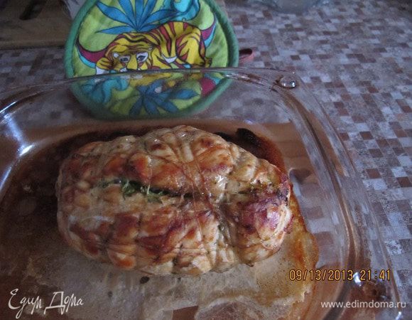 Сверните грудки вместе рулетом и плотно стяните нитками. Смажьте рулет растительным или оливковым маслом и отправьте в духовку на решетку или запекайте около 40 минут при температуре 160-180 градусов до появления золотистого цвета. После остывания снимите нитки.