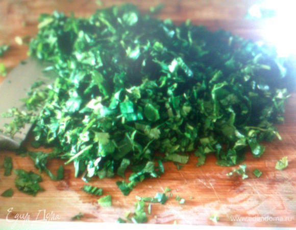 Заранее всю зелень хорошо промойте, мелко нарежьте, подсушите. Отдельно отварите рис. Влейте мацони и сметану в кастрюлю и хорошо размешайте так, чтобы не было комочков. Вбейте туда же 2 яйца и опять хорошо все перемешайте. Добавьте отварной рис вместе с водой. Поставьте кастрюлю на большой огонь и, непрерывно помешивая, доведите до кипения.