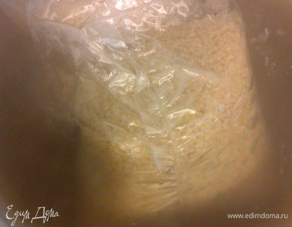 Ячневую крупу ставим вариться.  Я просто пакеты закинула в воду подсоленую а если россыпь то сварить как написано на упаковке. 