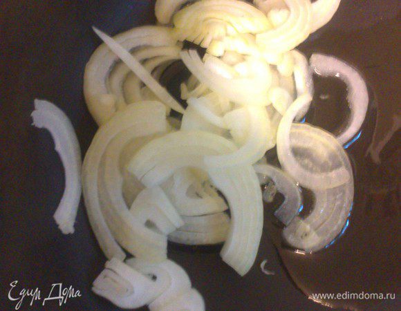 Тем временем лук нарезать полукольцами и на сковороду с небольшим колличеством растительного масла на средний огонь. 