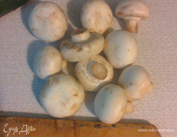 Шампиньоны или другие грибы вымыть и высушить. 