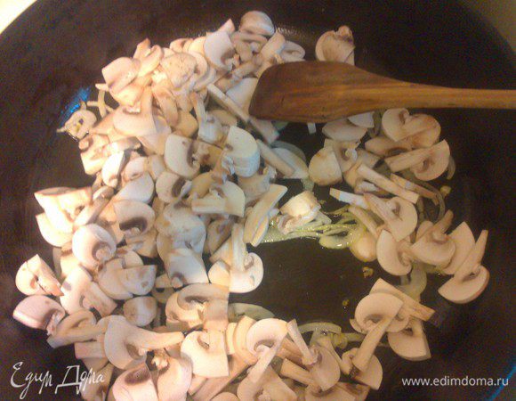 Добавить к луку на сковороду и немного обжарить.