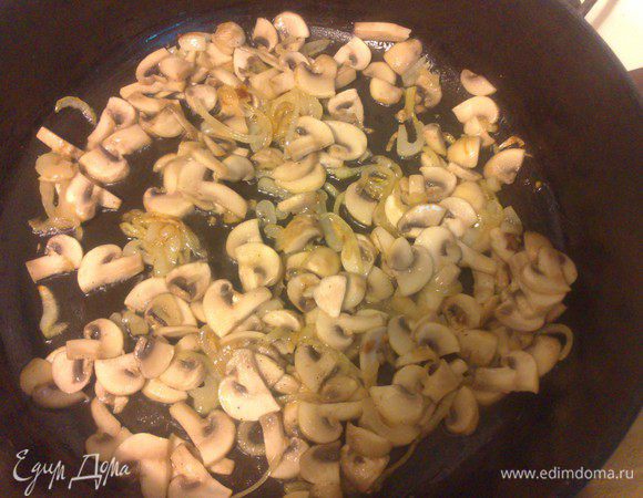 Добавить к грибами с луком соль, перец, приправу какая придется по вкусу и соевый соус.