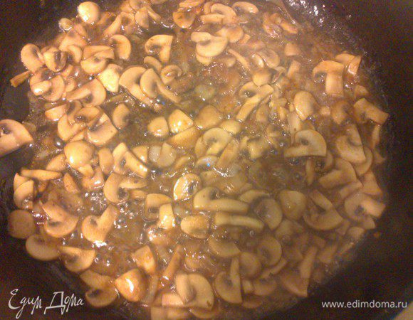 Уменьшить огонь и немного потушить в смеси приправ,грибы дадут свой сок. 