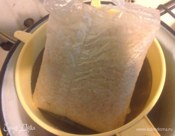 Уже готовую вареную ячку откидываем на сито и даем стечь лишней жидкости. 