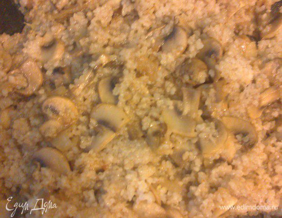 Смешиваем крупу на сковороде вместе с нашим грибным соусом и немного прогреваем. 