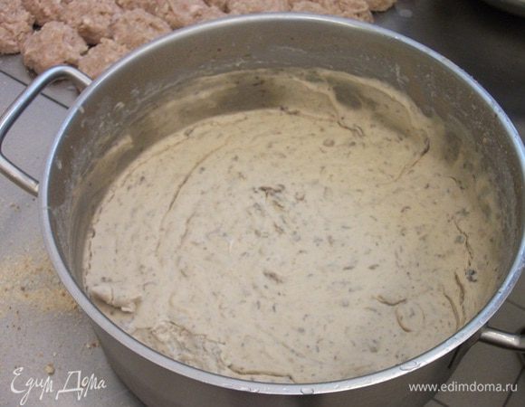 Обжариваем на половине сливочного масла шампиньоны и лук. При обжарке посыпаем грибным кубиком вместо соли. На другой половине масла обжариваем муку. Добавляем к муке шампиньоны и лук, перемешиваем.

Кипятим молоко. Непрерывно помешивая, вливаем горячее молоко в грибную смесь. Постоянно перемешиваем, чтобы не было комков. Должен получиться густой-густой соус. Ставим его остыть. Соус я обычно готовлю накануне.