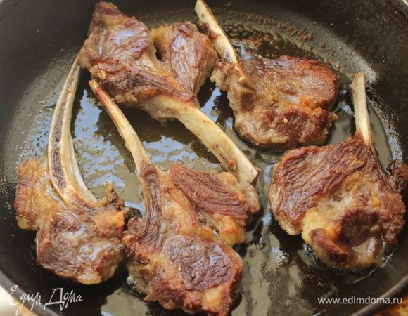 Мясо обжарить с обеих сторон до румяной корочки.