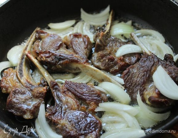 Добавить репчатый лук и жарить еще 2-3 минуты, чтобы лук подрумянился.