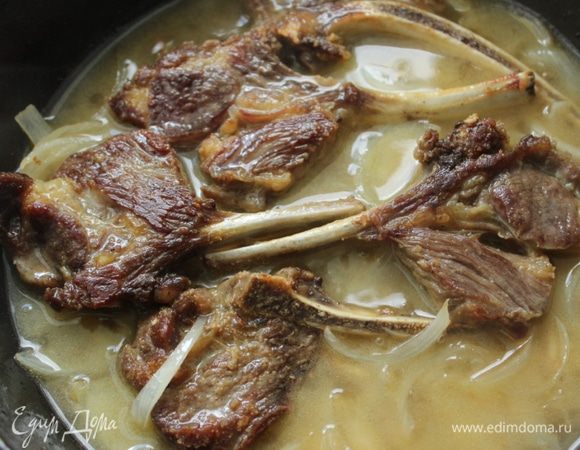 Влить вино, добавить соль и перец и готовить на медленном огне, пока жидкость не увариться до половины объема. Влить бульон и готовить еще 15-20 минут на среднем огне.