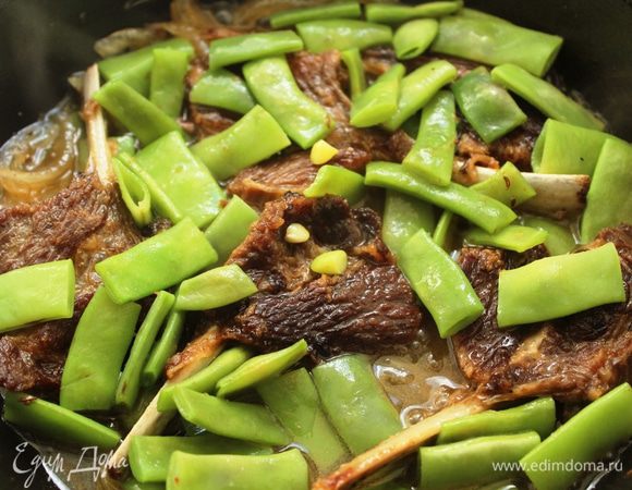 Вернуть в сотейник мясо, добавить фасоль и прогреть блюдо, не доводя до кипения. подавать горячим.