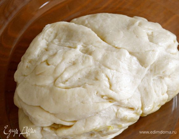 Замесить тесто. В небольшом количестве теплого молока развести дрожжи. Просеять муку, сделать в середине углубление, добавить в центр сахар, мягкое масло, рюмочку коньяка, щепотку соли и разведенные дрожжи. Вымесить эластичное, упругое тесто. Сформировать шар, положить в миску, накрыть пищевой пленкой и поставить в теплое место до увеличения теста в объеме вдвое.