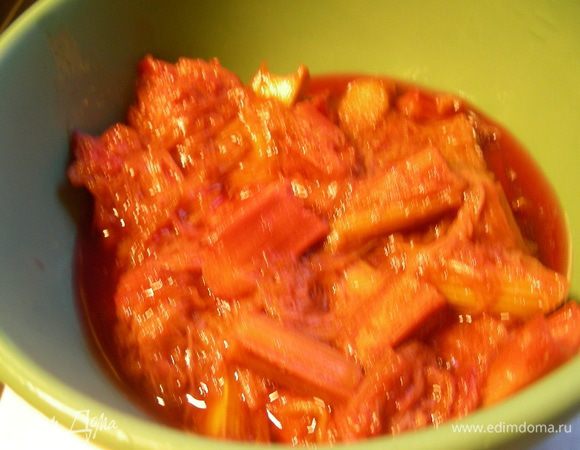 Делаем компот из ревеня. Ревень режем на кусочки, выкладываем в сотейник, добавляем сахар и немного воды и готовим на среднем огне до мягкости ревеня (минут 10). В конце добавляем цукаты и апельсиновую воду и снимаем с огня. Оставляем остывать. По возможности ставим его в холодильник на часок-другой - так еще вкуснее.
